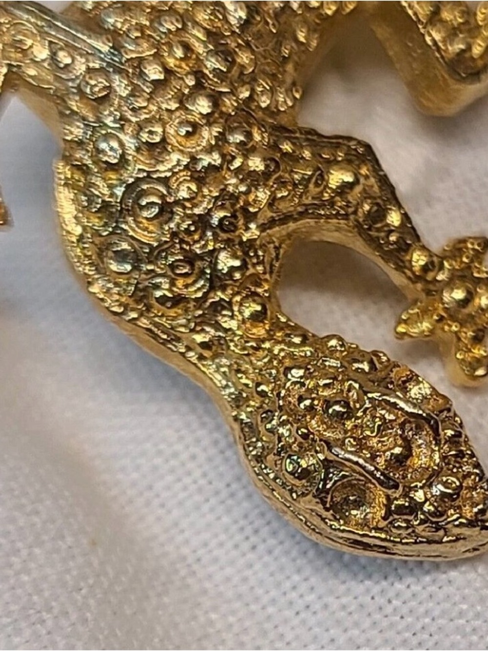 Gold Gecko Reptile Brooch - Decorative Pet-Inspired Pin - Picture 4 of 10